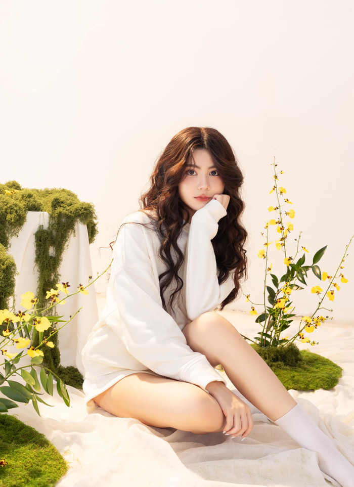 Ở tuổi 16, con gái Quyền Linh sở hữu visual xinh đẹp, chiều cao nổi bật 1m7 cùng gu thời trang sành điệu. (Ảnh: FBNV)