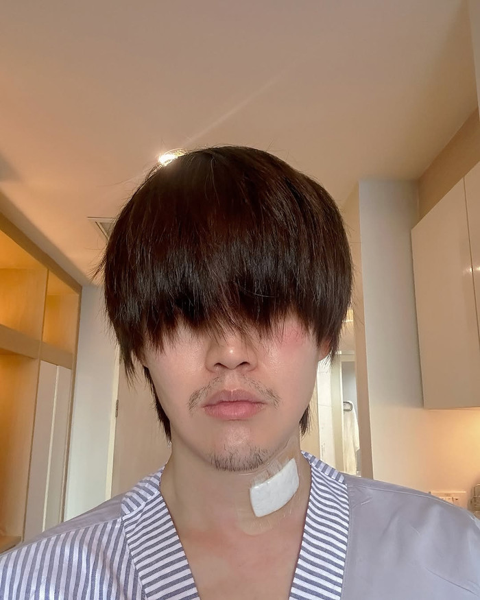 Sau phẫu thuật, nam diễn viên đã qua khỏi giai đoạn nguy hiểm nhưng anh vẫn còn thấy đau cũng như giọng nói bị ảnh hưởng. (Ảnh Khao Sod)