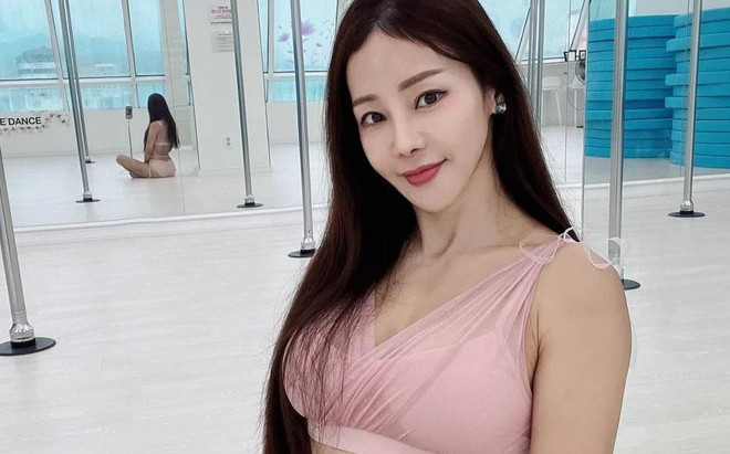 Clip 'Hoa hậu World Cup' tình tứ với chồng kém 17 tuổi ở bãi biển Nha Trang gây chú ý Ảnh 2