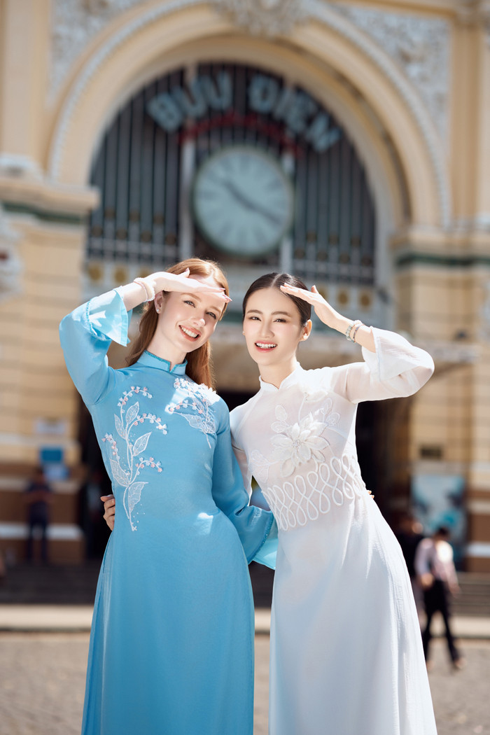 Hoa hậu Ý Nhi thân thiện bên Miss World Scotland 2024.