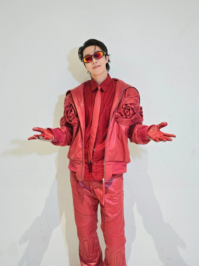 Người hâm mộ cầu hôn trước mặt J-Hope của BTS, nam ca sĩ phản ứng ra sao? Ảnh 2