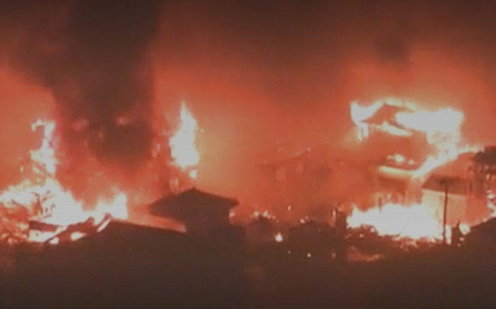 Cháy rừng bùng phát dữ dội: Hàng nghìn người sơ tán, hơn 80 ngôi nhà bị thiêu rụi Ảnh 2