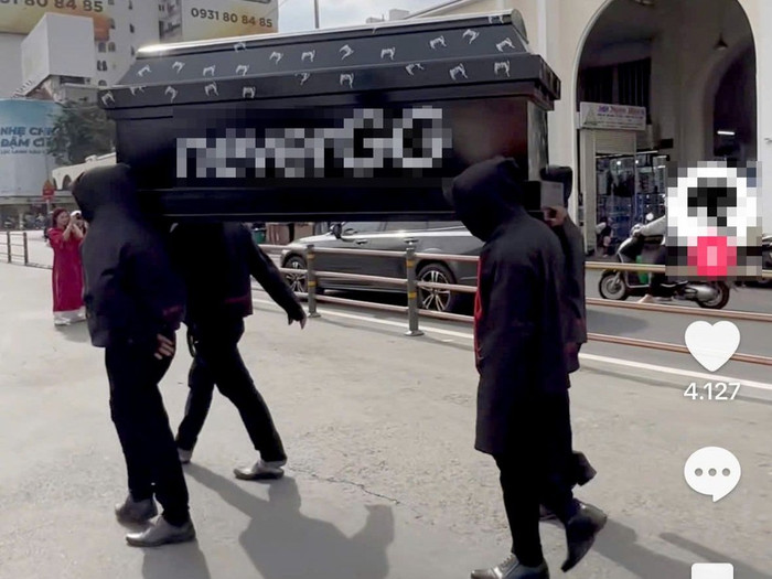 4 người khiêng quan tài diễu phố trước chợ Bến Thành khiến nhiều người bức xúc.