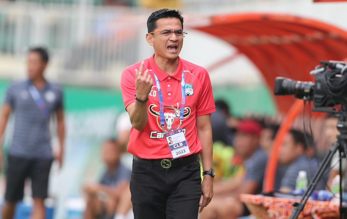 Chia tay HAGL và CLB CAHN, HLV Kiatisuk đã làm giám đốc Học viện Quốc tế Liverpool FC tại Thái Lan. Ảnh: Anh Đồng
