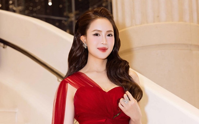 Hồng Diễm khoe 'cặp kiếm Nhật' thon nuột nà trứ danh ở tuổi 42 Ảnh 2