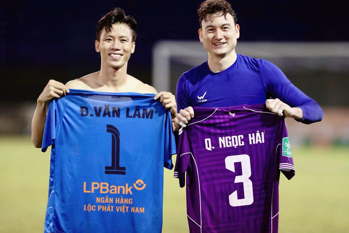 Hậu vệ Đoàn Văn Hậu vừa khiến Quế Ngọc Hải và Đặng Văn Lâm phải giật mình. Ảnh: Quế Ngọc Hải