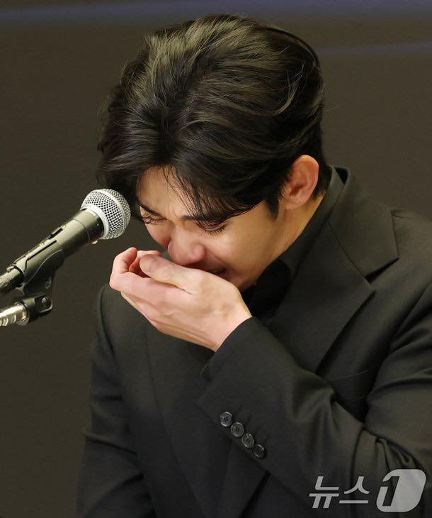 Kim Soo Hyun đã tổ chức buổi họp báo để lên tiếng về những cáo buộc từ phía gia đình Kim Sae Ron và Viện Garo Sero. Ảnh: X