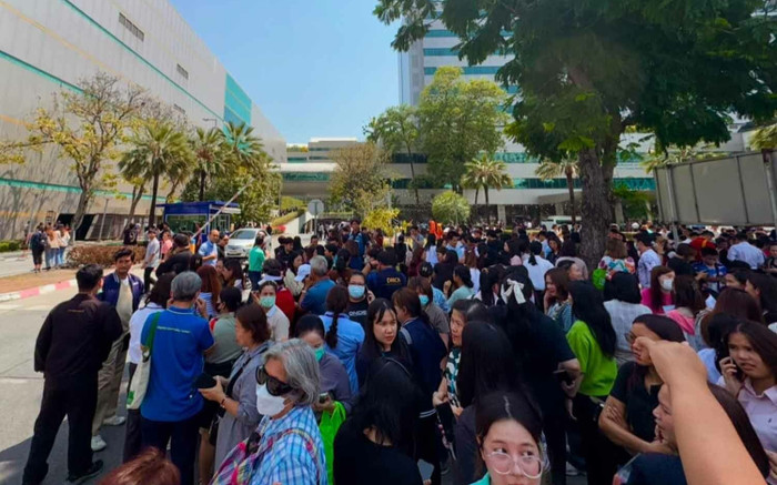 Nhiều tòa nhà tại Thái Lan tiếp tục rung lắc, người dân được sơ tán khẩn Ảnh 2