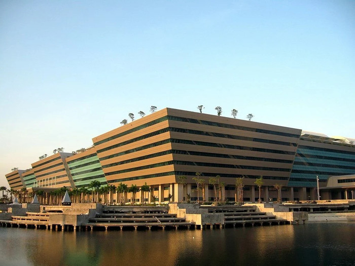 Hình ảnh của Khu phức hợp chính phủ Chaeng Watthana do Wikipedia cung cấp.