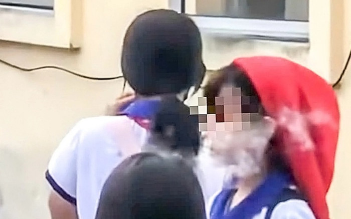 Một nhóm nữ học sinh tiểu học hút thuốc lá trong sân trường Ảnh 2