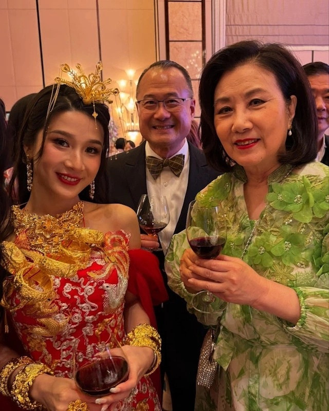 Cô dâu đeo vàng kín người trong ngày cưới. (Ảnh HK01)