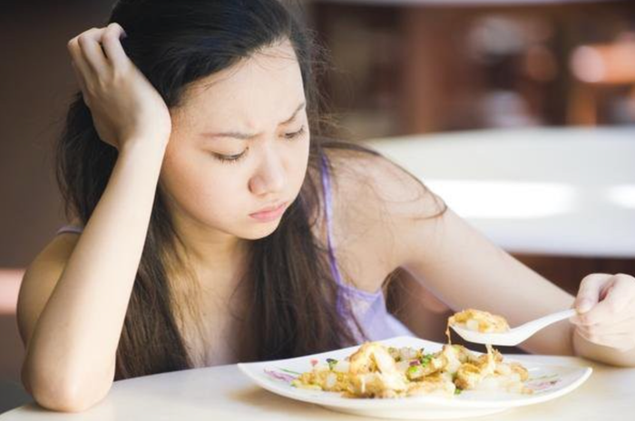 Việc trêu đùa người khác bằng thức ăn trong ngày Cá tháng tư là điều không nên, dễ gây nguy hiểm cho đối phương. Ảnh: Sưu tầm