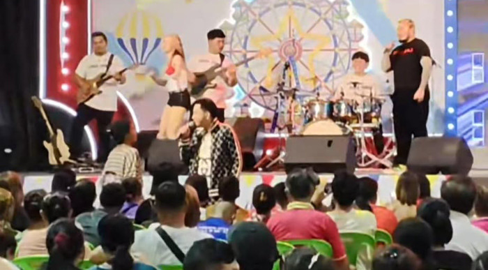 Nam ca sĩ bị người phụ nữ khạc nhổ vào mặt khi đi hát hội chợ Ảnh 1