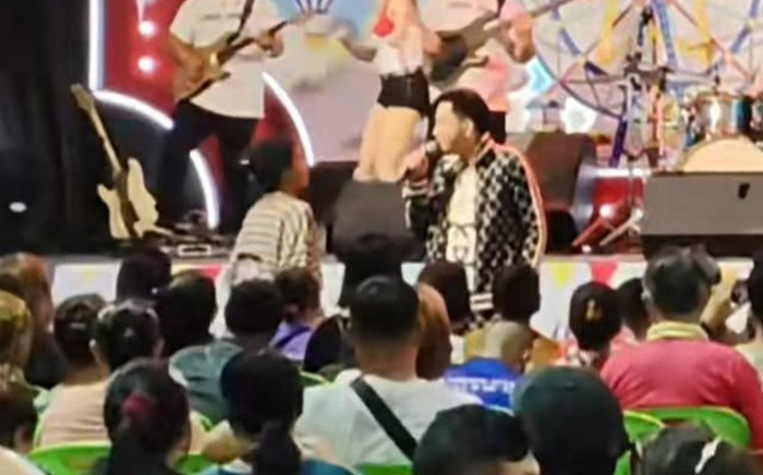 Nam ca sĩ bị khán giả khạc nhổ vào mặt Ảnh 2