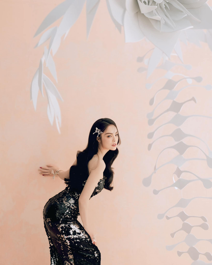 Dương Cẩm Lynh khoe ảnh hở bạo, diện váy ôm sát ở tuổi 42. (Ảnh: FBNV)