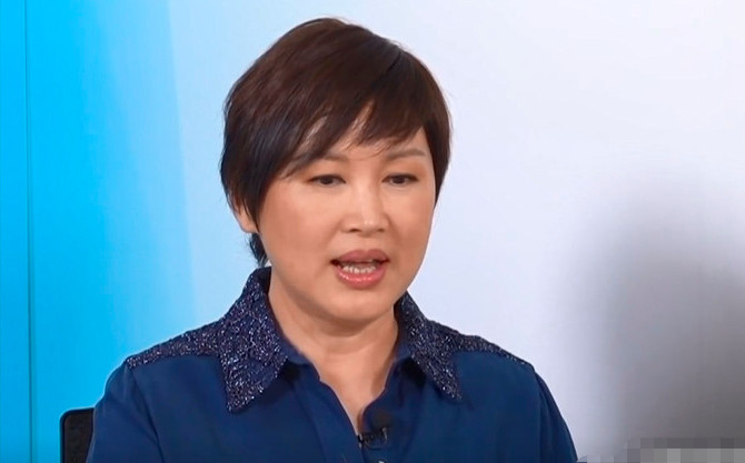 Nữ diễn viên nổi tiếng bị bắt gặp bán dầu thơm ở vỉa hè Ảnh 2