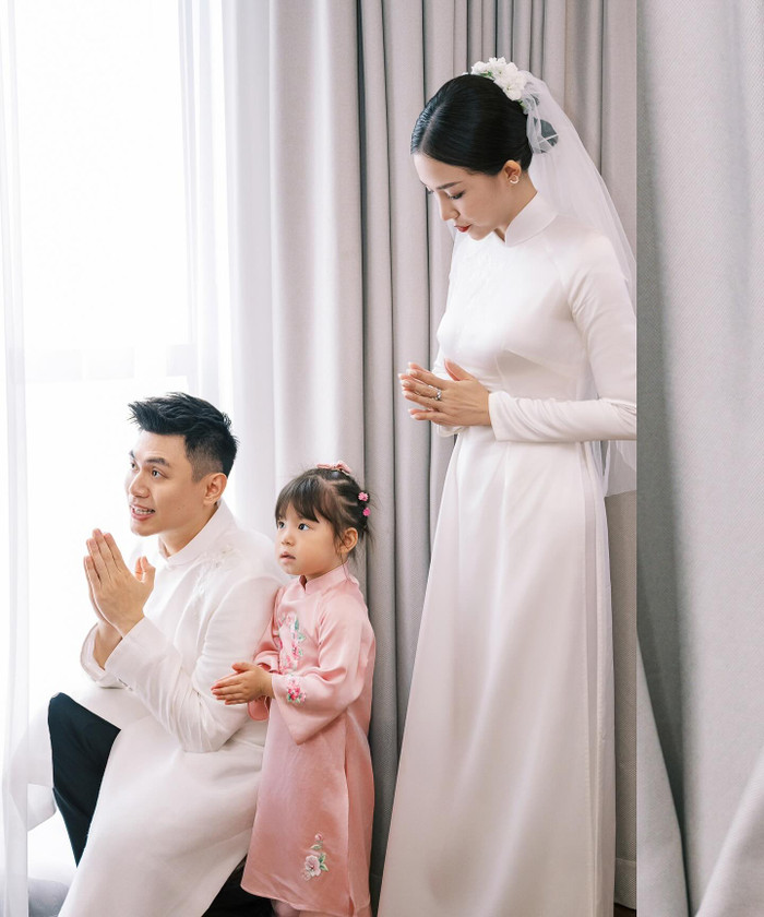 Bé Pam góp mặt trong đám hỏi của bố mẹ. Ảnh: FBNV