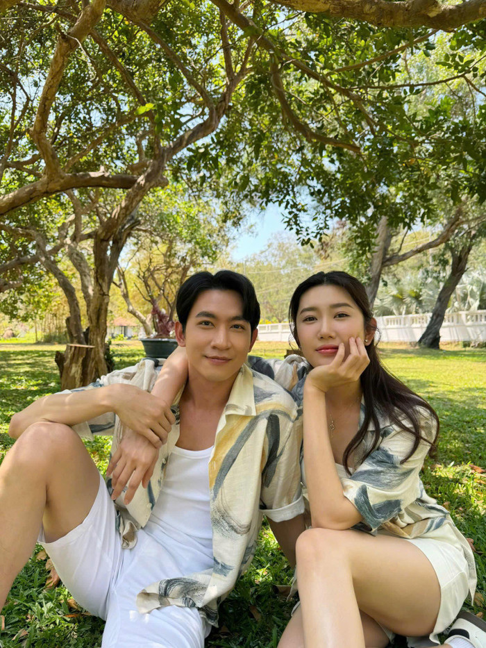 'Tình trong như đã mặt ngoài còn e' đích thực là nói đến Thúy Ngân và Võ Cảnh. (Ảnh: FBNV)