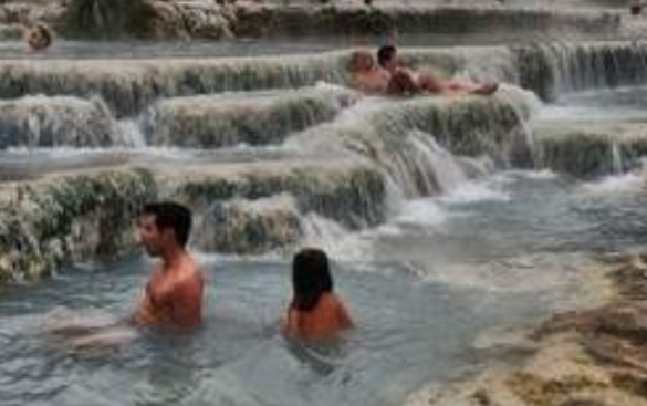 Đi tắm suối nước nóng với 'vợ người ta', bác sĩ bị phạt 200 triệu Ảnh 2