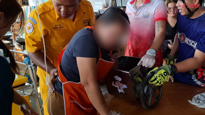 Đang làm bánh ngọt, người phụ nữ hét lên đau đớn vì sự cố với máy xay bột Ảnh 1