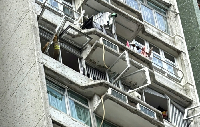 Vụ nổ lớn khiến cửa kính tòa nhà vỡ tứ tung, 3 người bị thương Ảnh 2