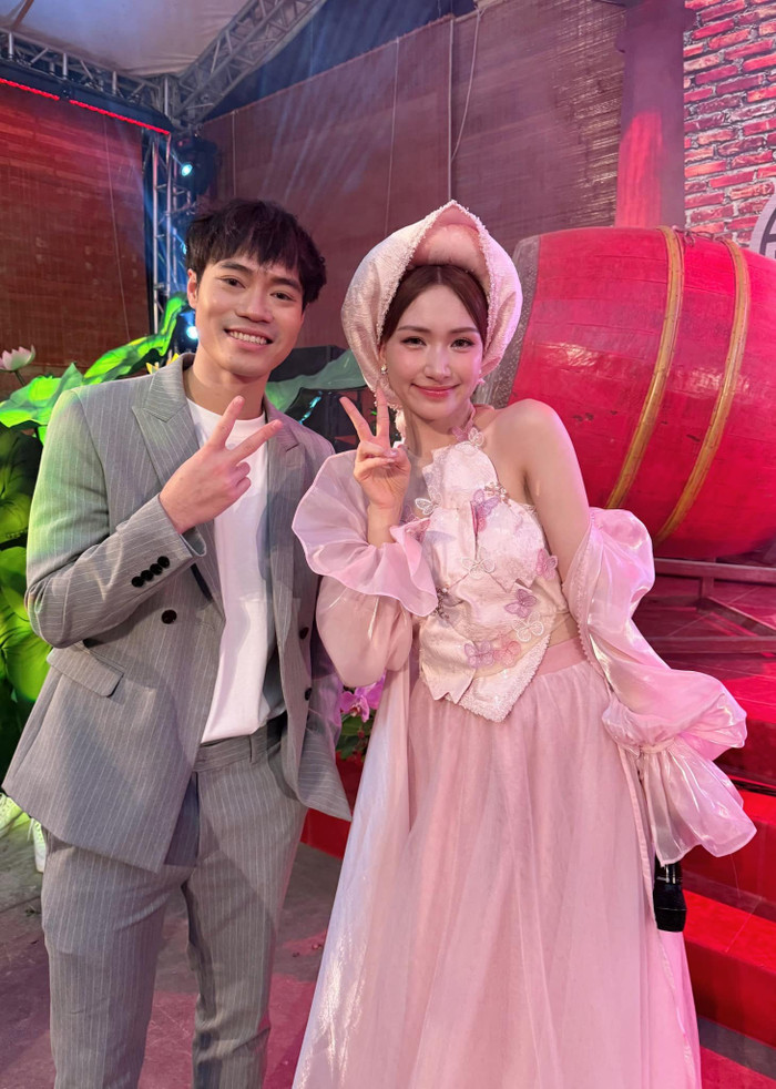 Showbiz 24h: Văn Toàn và Hoà Minzy đã quen biết, trở thành bạn thân trong 10 năm qua. Ảnh: Sưu tầm