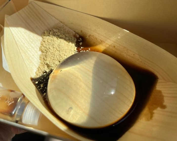 Bánh có vẻ ngoài trong veo như giọt nước. 