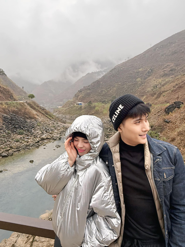 Lệ Quyên nhí nhảnh bên cạnh Lâm Bảo Châu. Ảnh: FBNV