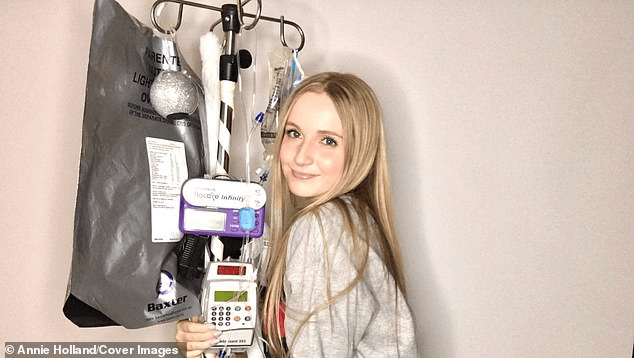 Để chống chọi với căn bệnh nan y bản thân gặp phải, Annie được bác sĩ đặt một ống truyền vào tĩnh mạch gần tim để cung cấp cho cô các chất dinh dưỡng và chất lỏng cần thiết qua túi truyền tĩnh mạch. Ảnh: Sưu tầm