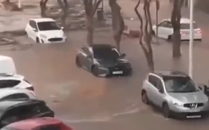 Thảm họa lũ lụt ở Tây Ban Nha: Ô tô bị cuốn trôi ra biển, hàng trăm người mắc kẹt Ảnh 2