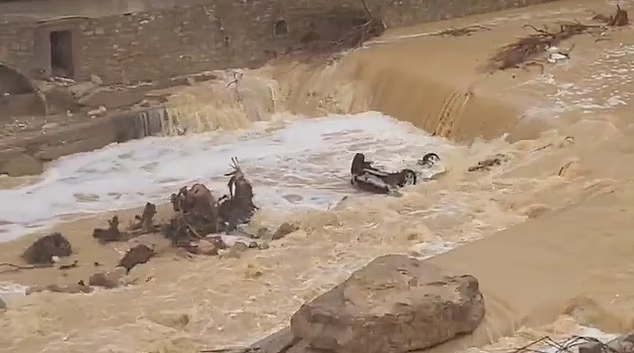 Các dịch vụ khẩn cấp đang trong tình trạng 'báo động cao' và chính quyền đã cảnh báo người dân tránh đi lại không cần thiết. 