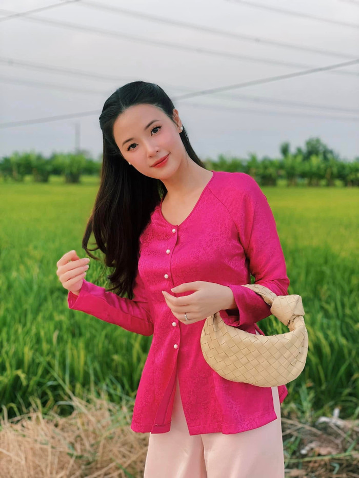 Thời gian qua, 'phu nhân hào môn' Midu liên tục bị soi có hành động lạ. (Ảnh: FBNV)