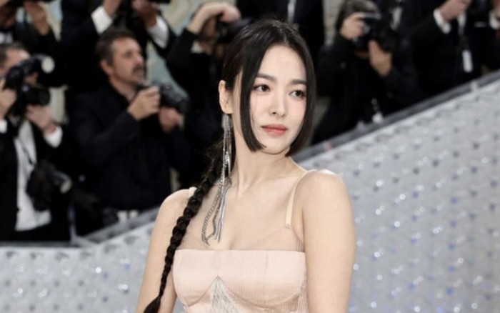 Song Hye Kyo khoe 'cặp kiếm Nhật' quyến rũ ở tuổi 44 Ảnh 2