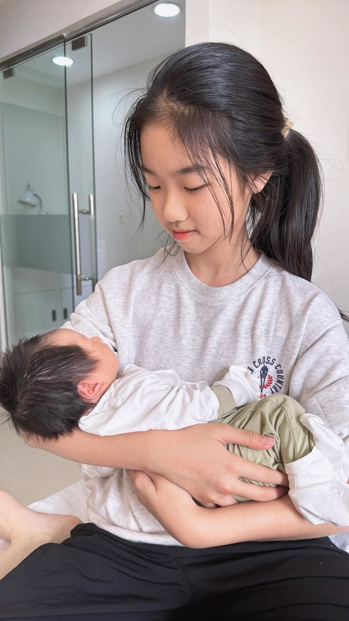 Hương Giang khoe con gái lớn bế em rất khéo (Ảnh: Facebook nhân vật). 