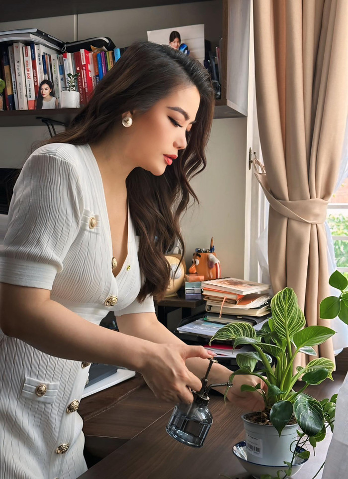 Trương Ngọc Ánh vun vén, chăm sóc cây trong nhà. Ảnh: FBNV