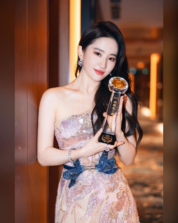 Lưu Diệc Phi bị chê cười vì giải thưởng không chính thống. Ảnh: Weibo