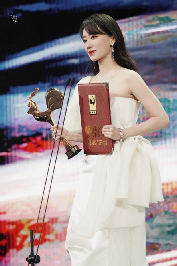 Nữ diễn viên có trong tay giải Ảnh hậu Kim Kê. Ảnh: Weibo