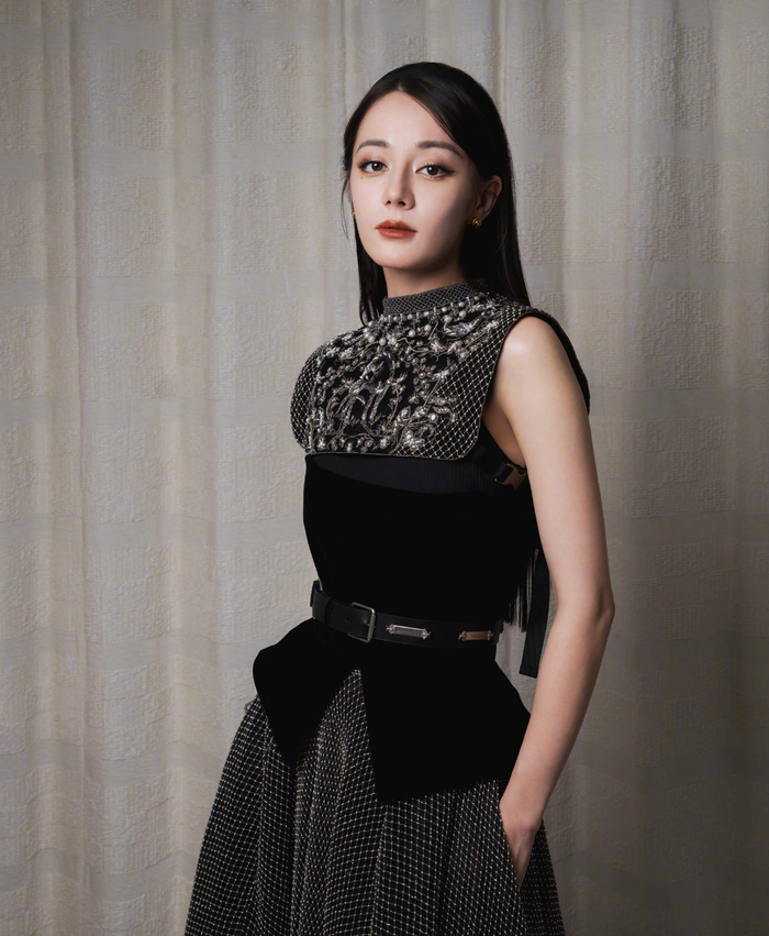Địch Lệ Nhiệt Ba đã nhiều lần làm việc cùng Dior. (Ảnh tổng hợp)