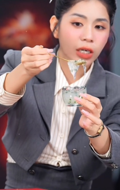 Vụ việc Hằng Du Mục quảng cáo 'lố' về sản phẩm yến sào khiến nhiều người mất niềm tin. 