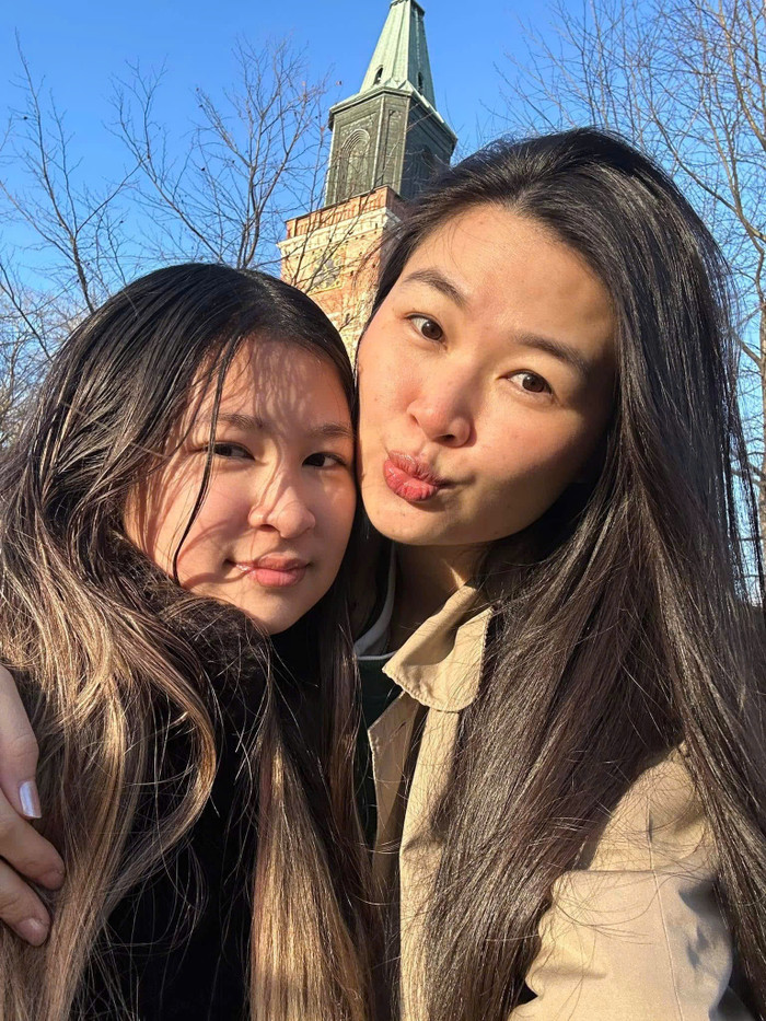 Mạc Anh Thư đưa con gái đi du học. Ảnh: FBNV