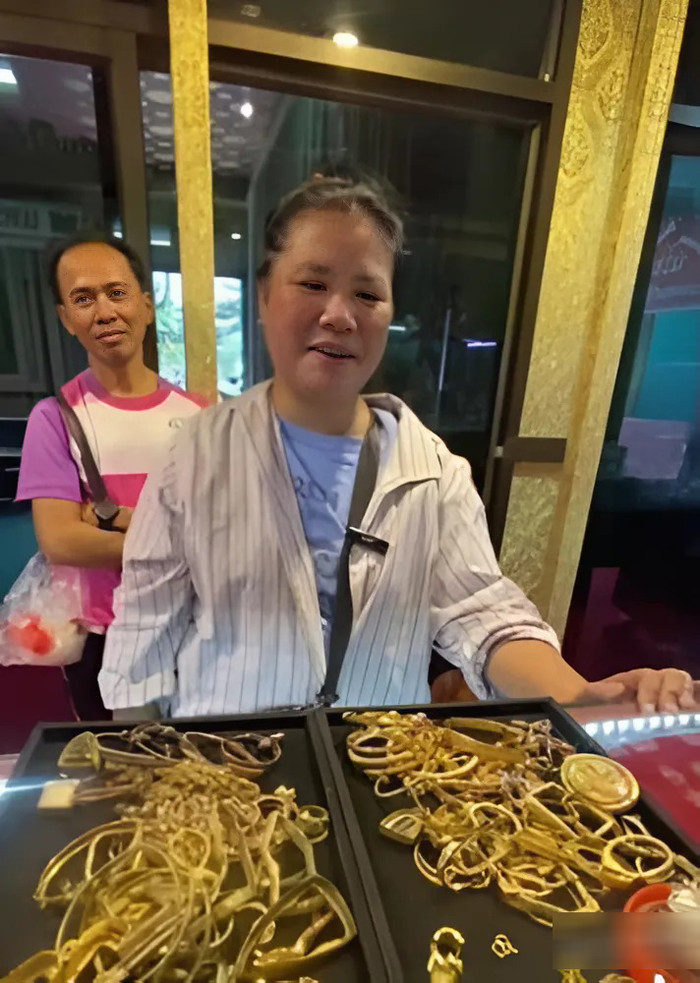 Người phụ nữ mang số vàng nhặt từ bãi rác đến tiệm bán. (Ảnh MSN)