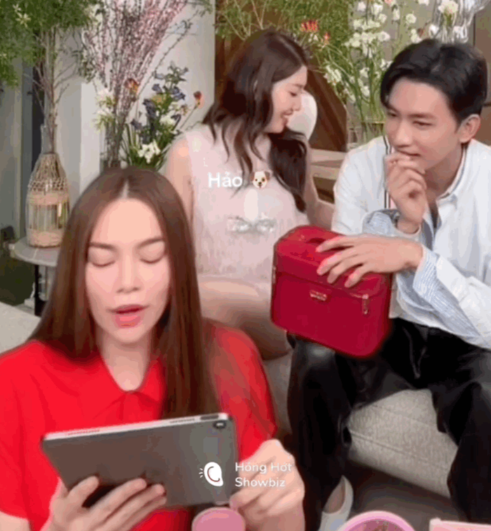 Showbiz 24h: Màn tương tác của Thuý Ngân và Võ Cảnh khiến dân tình được phen 'đẩy thuyền' nồng nhiệt. Ảnh: Sưu tầm