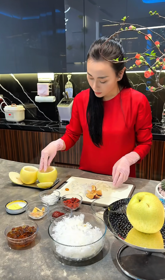 Phương Oanh bỏ các nguyên liệu vào trái lê đã được khoét rỗng. Ảnh: FBNV