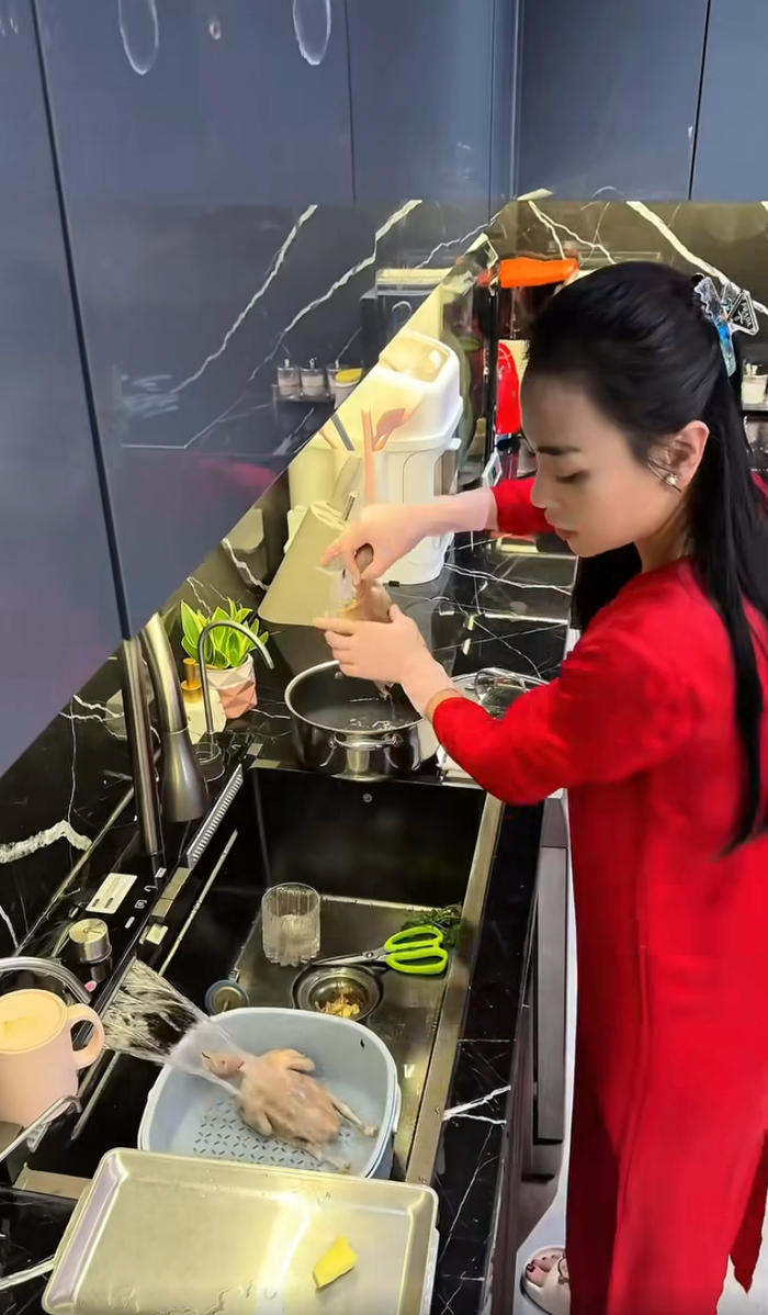 Phương Oanh cẩn thận trần qua chim câu với nước nóng, rửa sạch thêm một lần trước khi hầm. Ảnh: FBNV