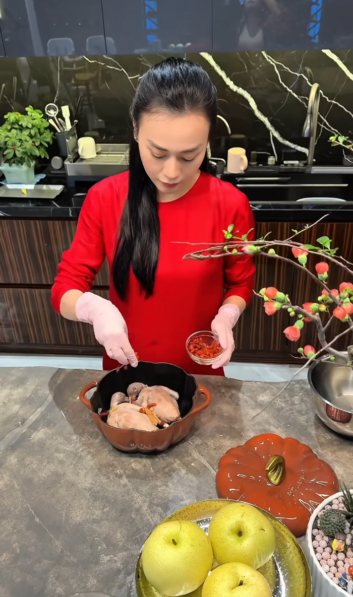 Phương Oanh bỏ chim câu, các nguyên liệu vào nồi để hầm. Ảnh: FBNV