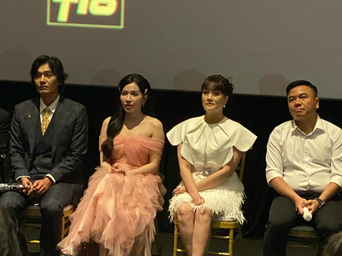 Nhà sản xuất - đạo diễn Nhất Trung (bên phải - PV) cùng dàn diễn viên phim điện ảnh Quỷ Nhập Tràng giao lưu với truyền thông chiều 5/3.