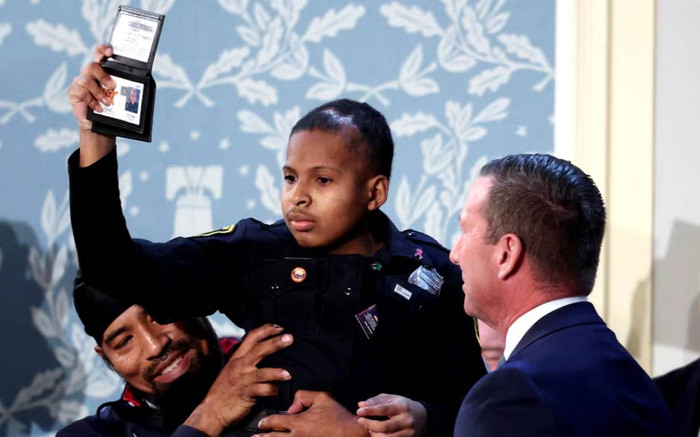 Donald Trump bổ nhiệm cậu bé 13 tuổi mắc ung thư làm mật vụ danh dự Mỹ Ảnh 2