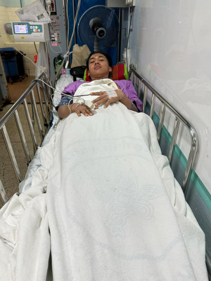 Nam nghệ sĩ nhập viện sau khi nhận tiền để uống rượu từ khán giả Ảnh 1