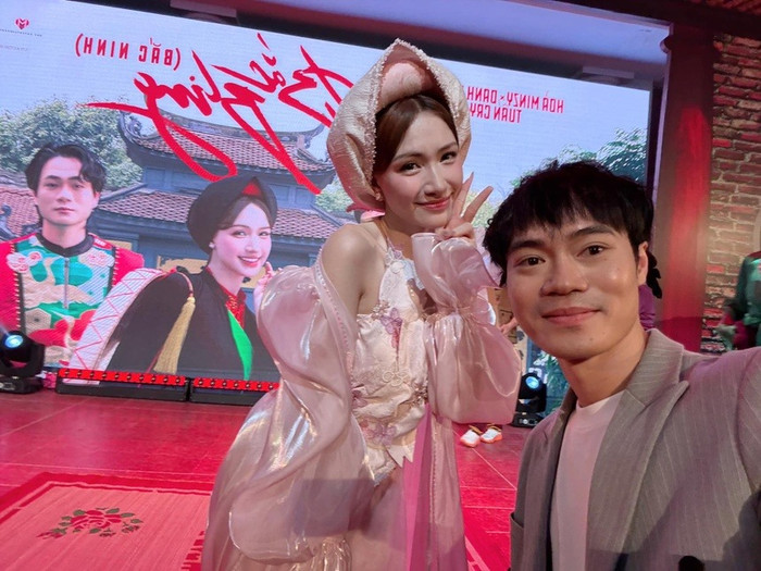 Văn Toàn đến ủng hộ Hòa Minzy ra mắt MV mới. (Ảnh FBNV)