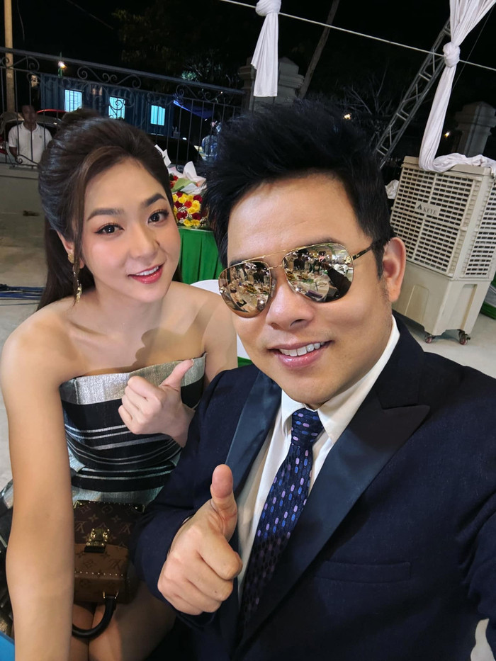 Quang Lê thân thiết bên Hà Thanh Xuân. Ảnh: FBNV